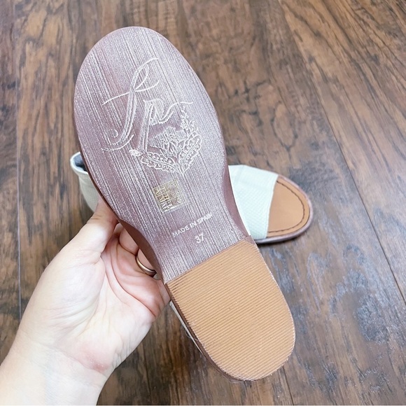 Free People • Mont Blanc Sandal asymmetrical White Distress leather cream ivory - Picture 9 of 10